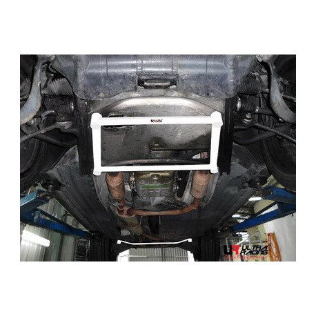 Toronymerevítők BMW E53 X5 4.4 99-06 UltraRacing Első padló merevítő ( Front H-Brace ) - 4-pontos | race-shop.hu